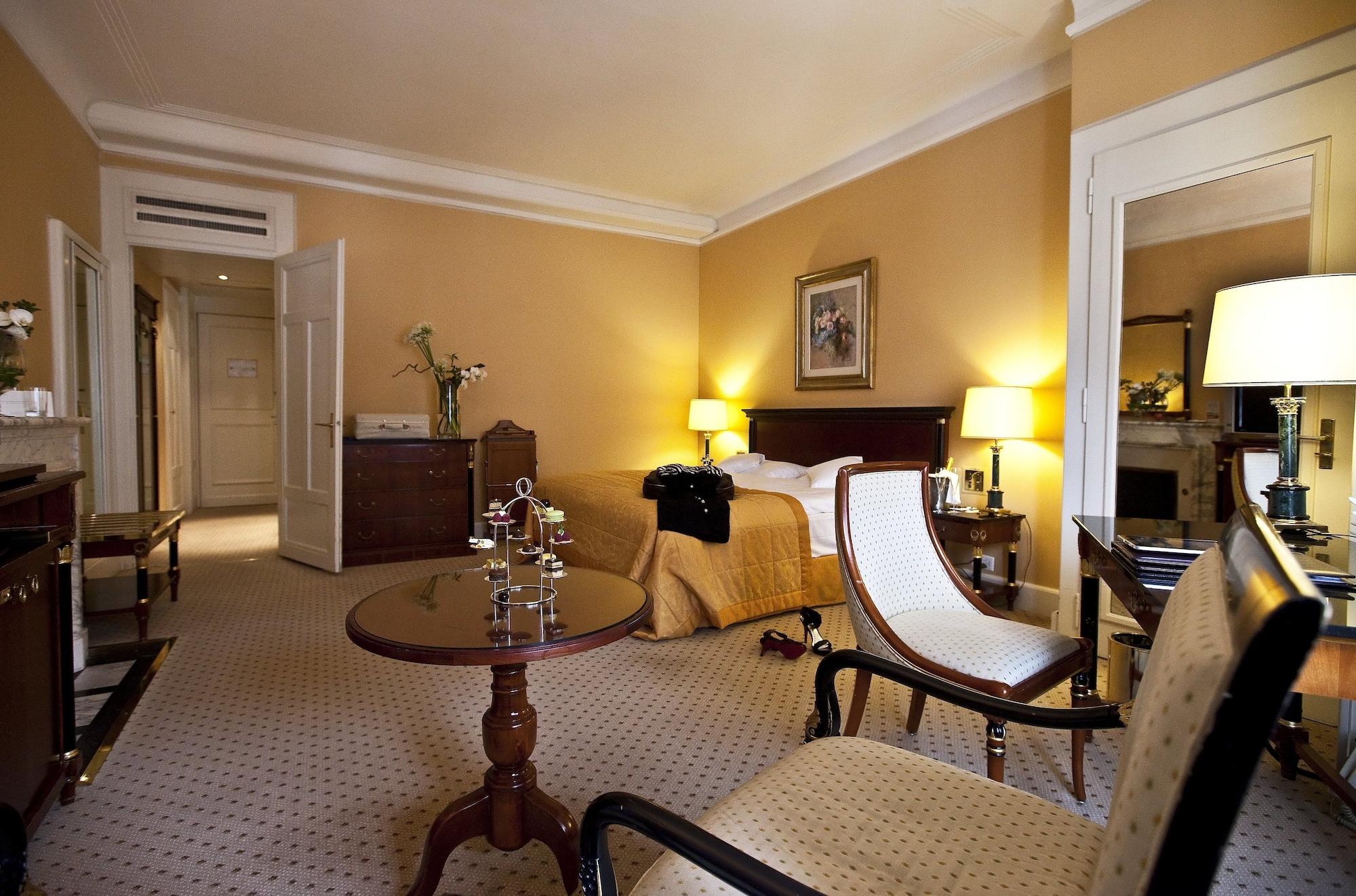 Lausanne Palace Esterno foto A room at the hotel