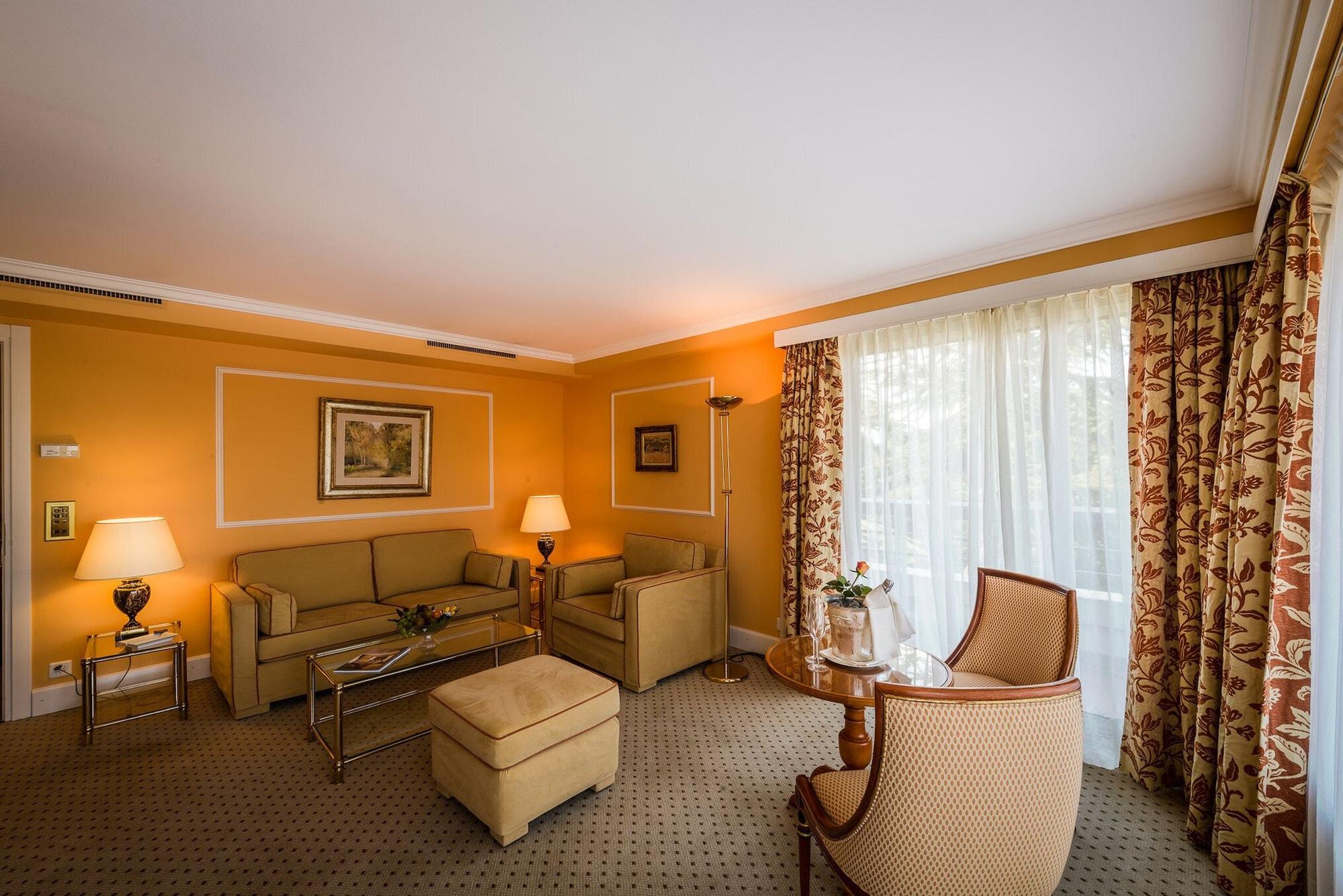 Lausanne Palace Esterno foto A suite at the Hotel de Crillon