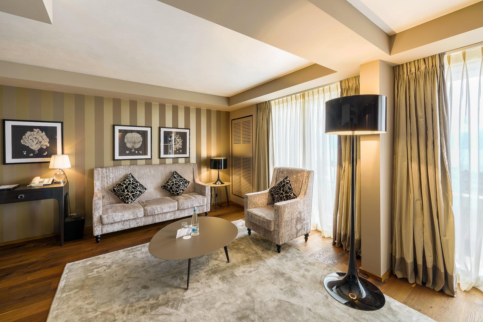 Lausanne Palace Esterno foto A suite at the hotel