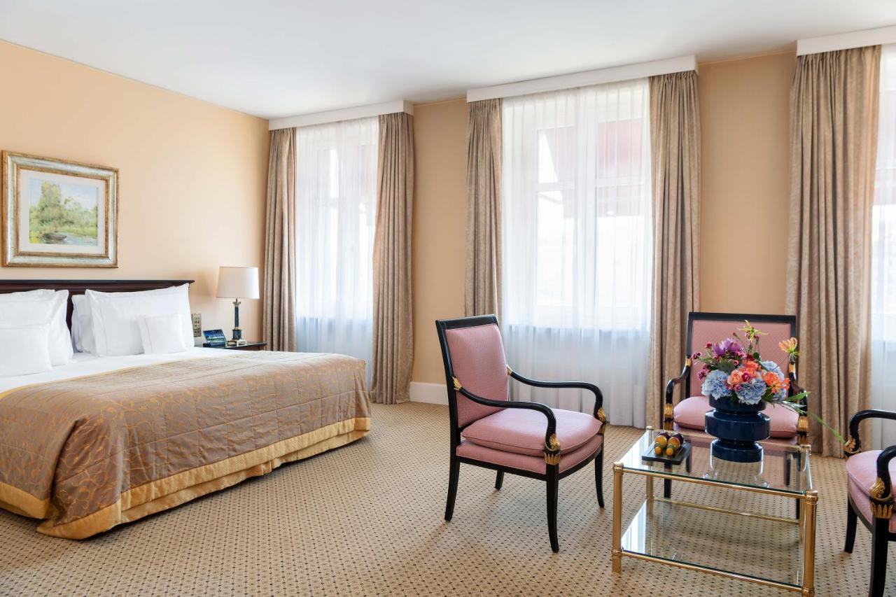 Lausanne Palace Esterno foto A bedroom at the hotel