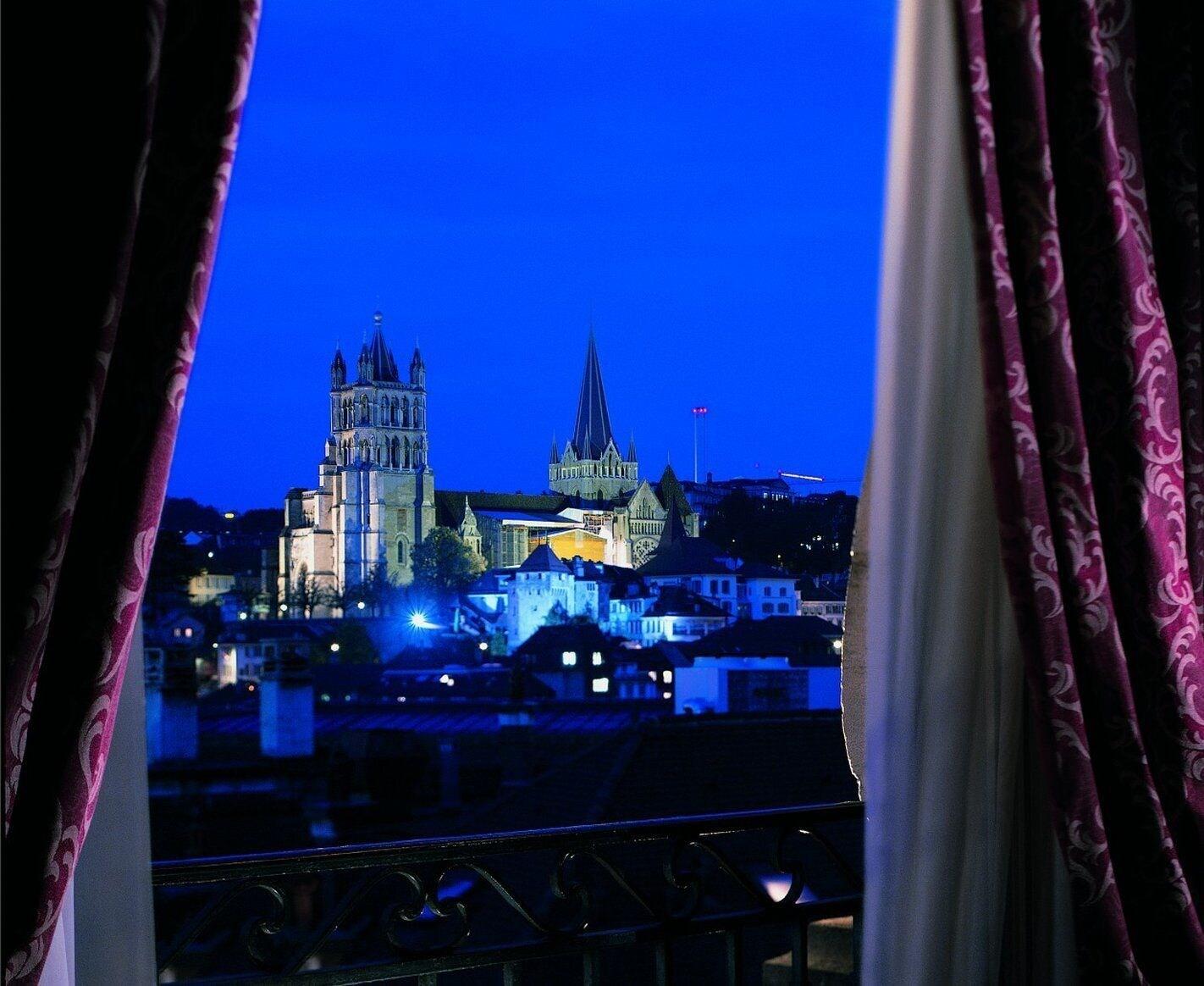 Lausanne Palace Esterno foto View of the historic centre of Regensburg from the Hotel