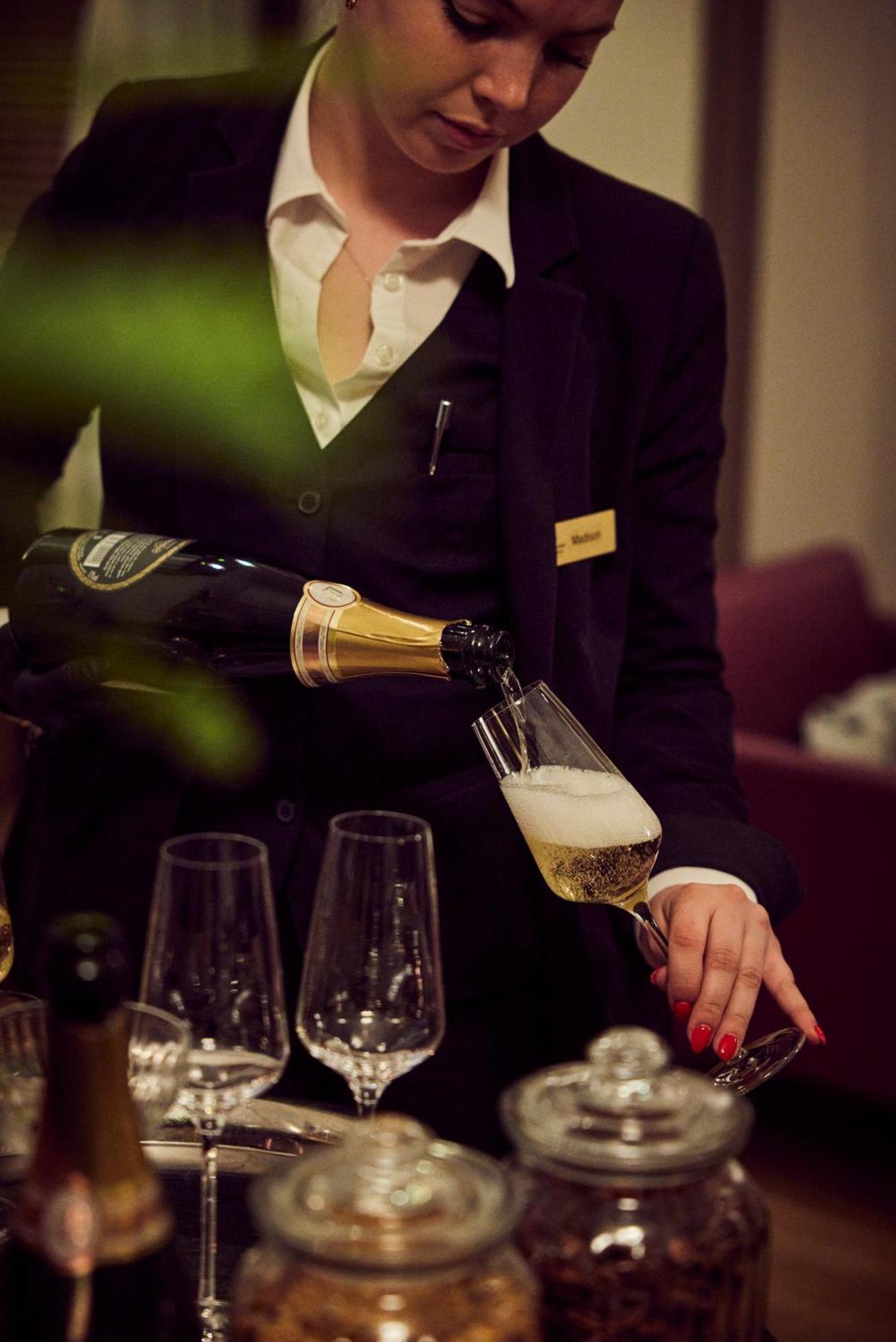 Lausanne Palace Esterno foto A butler serving champagne