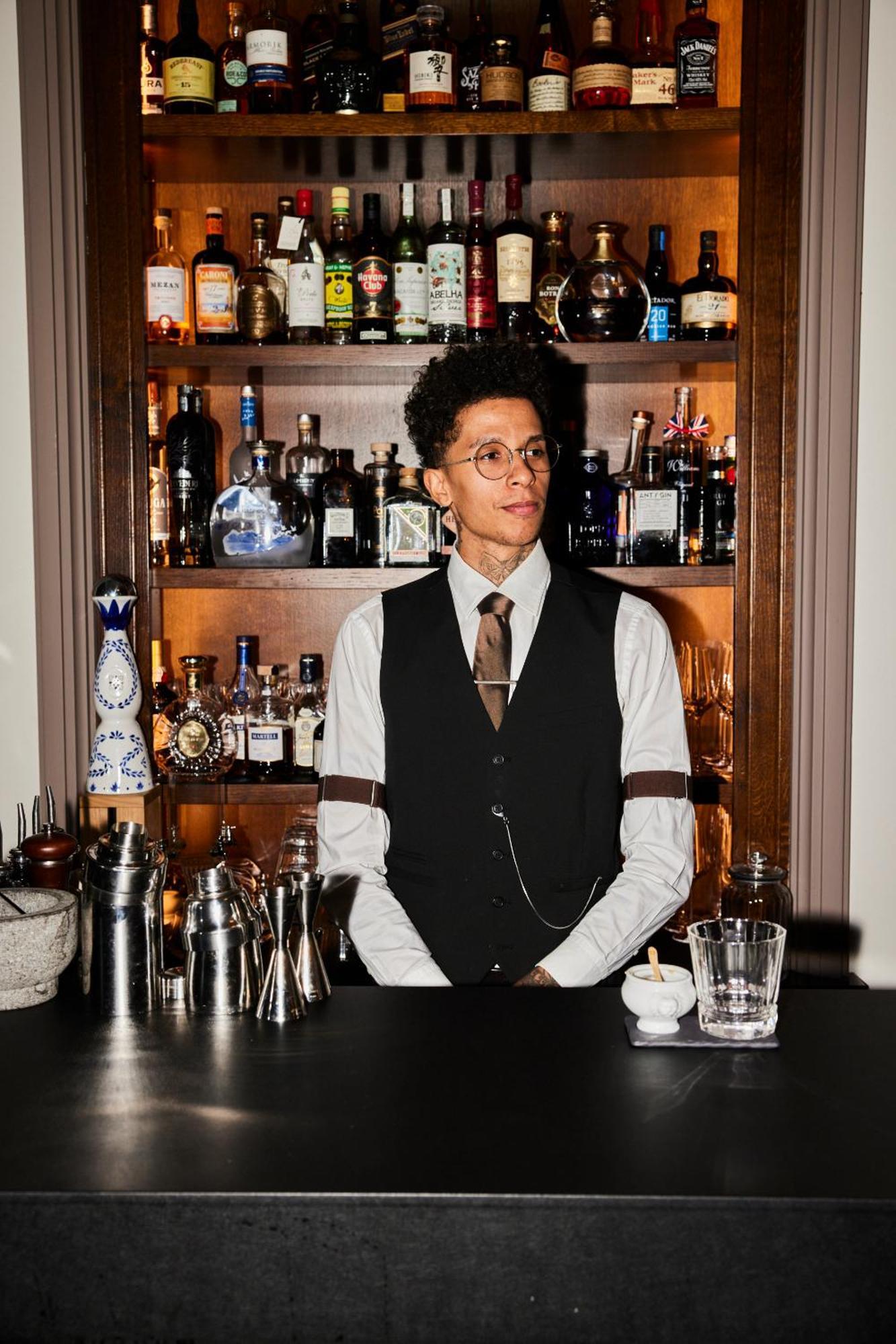 Lausanne Palace Esterno foto A bartender at work