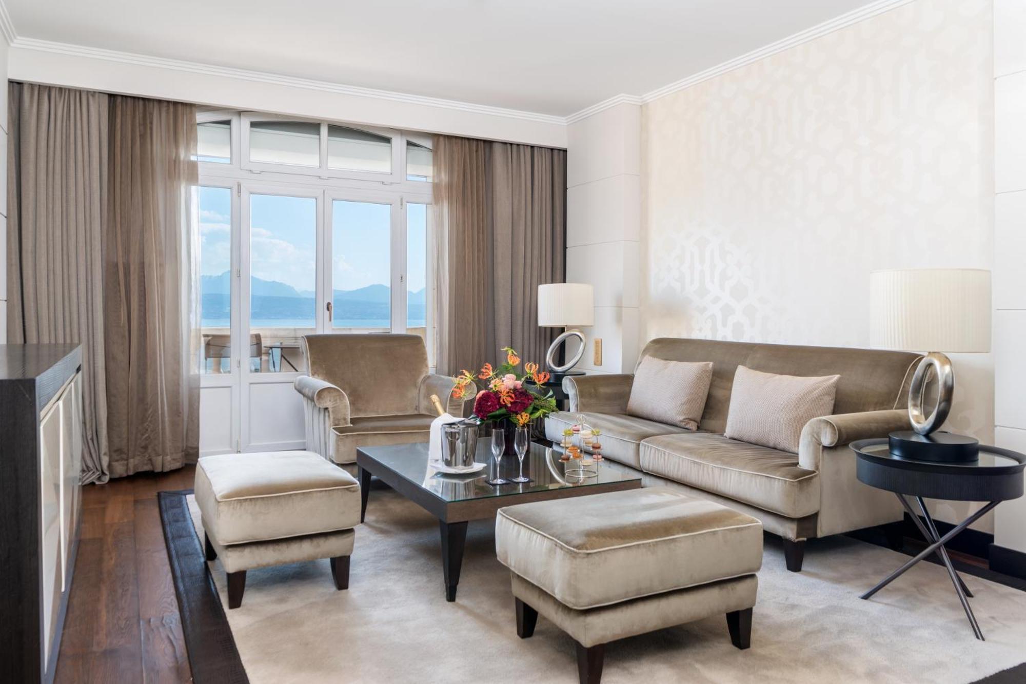 Lausanne Palace Esterno foto A living room at the Four Seasons Hotel