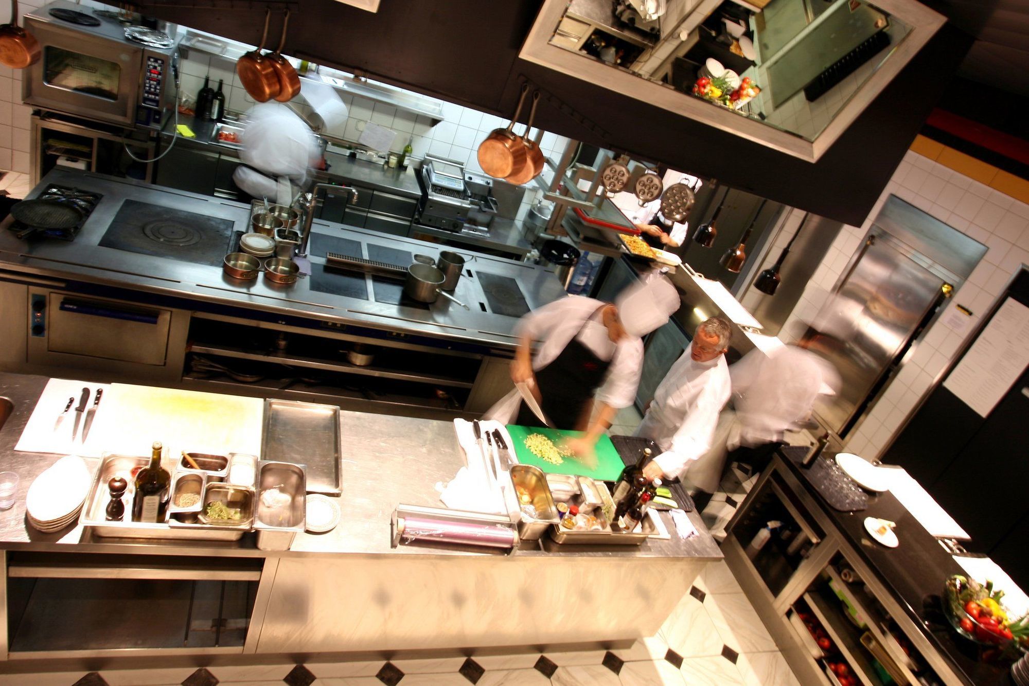 Lausanne Palace Ristorante foto A restaurant kitchen