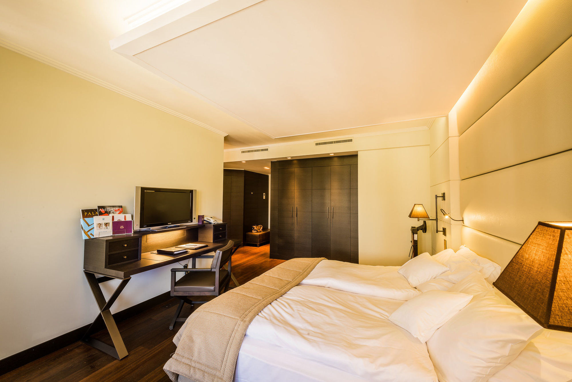 Lausanne Palace Esterno foto A room at the hotel