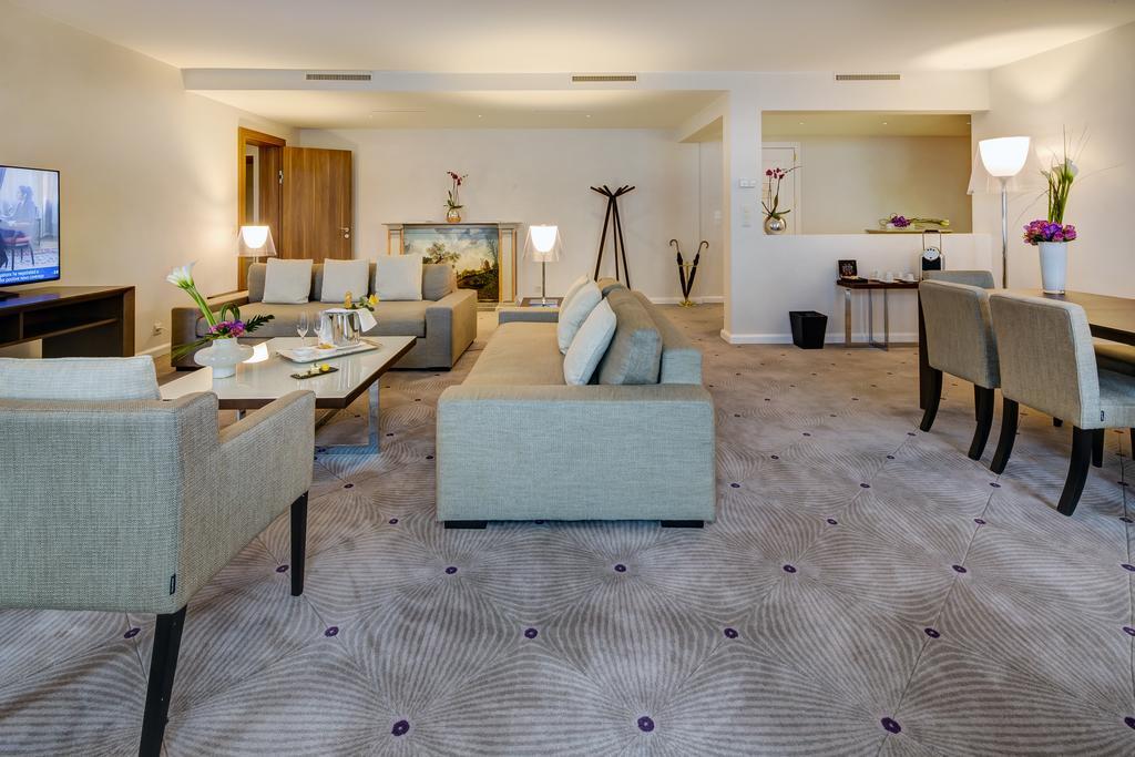 Lausanne Palace Esterno foto A suite at the hotel